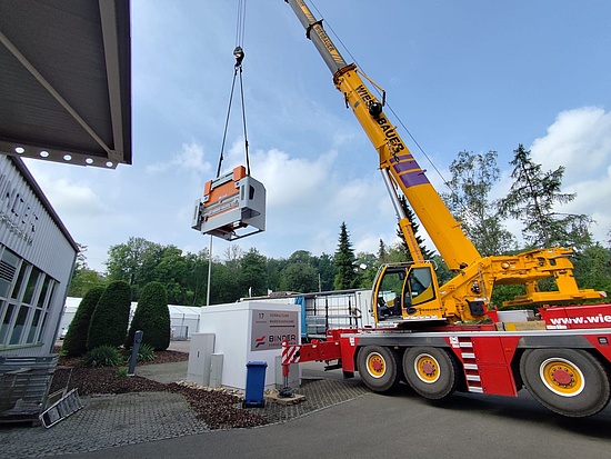 [Translate to English:] Lieferung der neuen Biegemaschine mit Autokran