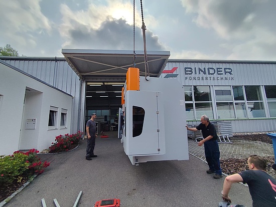 [Translate to English:] Einbringen der neuen Biegemaschine in unsere Halle für die Produktion unserer Fördertechnik